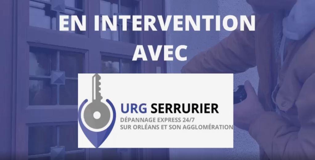 Serrurier réalisant le remplacement d’une serrure de porte