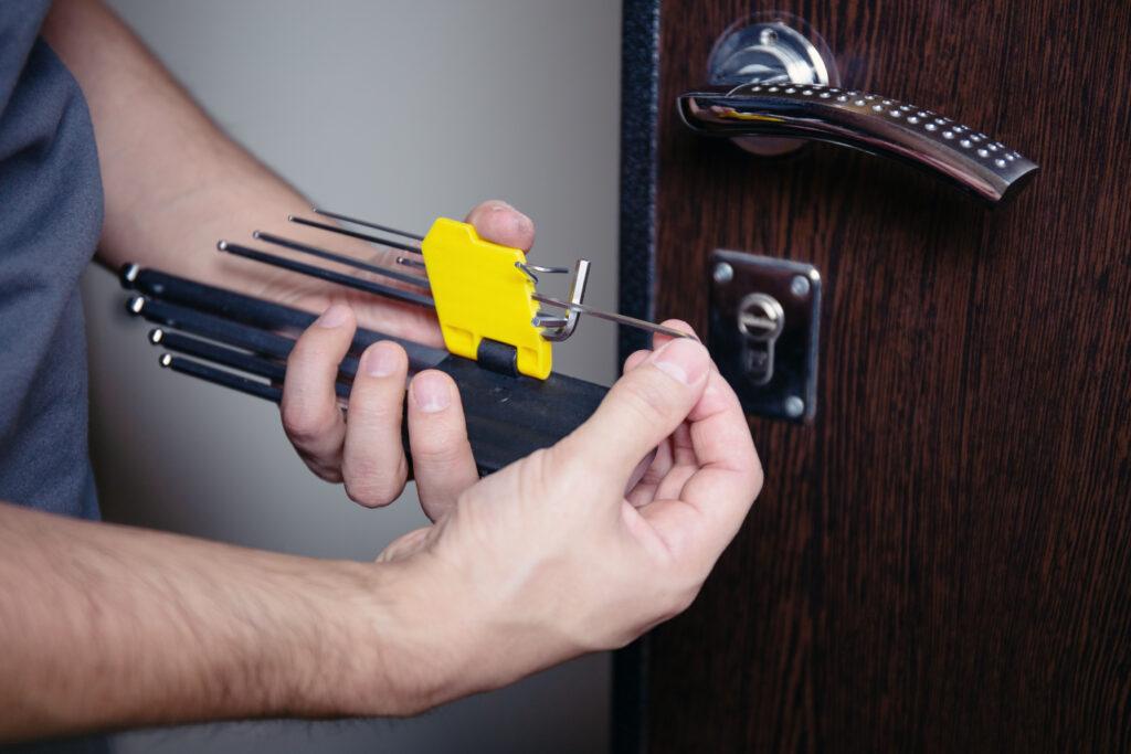 Serrurier réalisant une ouverture fine de porte par crochetage à Rennes