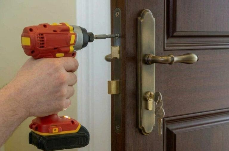 Serrurier remplaçant une serrure en mortaise sur une porte traditionnelle en bois à Rennes